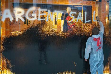 Action d'Attac à la Samaritaine le samedi 3 juillet 2021. © Arnaud César Vilette / Attac