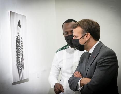 Emmanuel Macron visite l'exposition "Prémices" à l'Institut Français de Kigali, à la fin du mois de mai 2021. © Institut Français