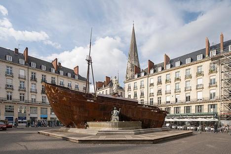 Ugo Schiavi, Le Naufrage de Neptune, Place Royale, le Voyage à Nantes 2021. © Martin Argyroglo / LVAN