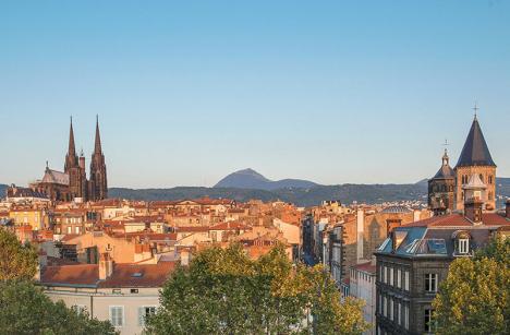 Clermont-Ferrand, la cathédrale dans la perspective du Puy-de-Dôme. © Luc Olivier