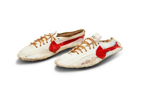 Paire de chaussures fabriquée dans les années 60 par le co-fondateur de Nike, Bill Bowerman. © Sotheby's 