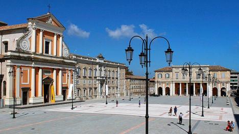 La piazza Garibaldi à Senigallia, ville de naissance de Giacomelli et lieu de la première biennale de la photographie organisée par Serge Plantureux. © Ben299, CC BY-SA 4.0