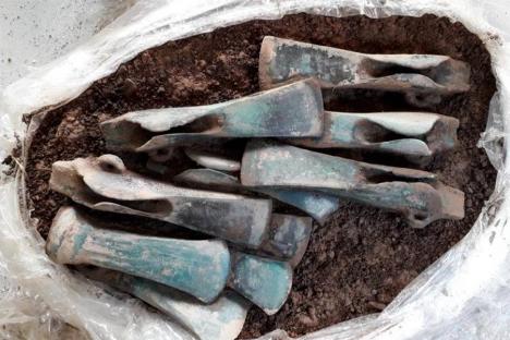 Têtes de haches découvertes sur le site de Gannat dans l'Allier. © P.Y. Milcent