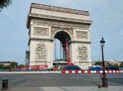 Préparatifs pour l'empaquetage de l'Arc de Triomphe, projet posthume de Christo et Jeanne-Claude, le 23 août 2021 © Photo LudoSane pour LeJournaldesArts.fr