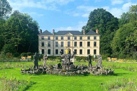 Vue de la Résidence - Le Tremblay, Galerie Christophe Gaillard, Orgères. Au 1er plan : Hélène Delprat, Marcello Dove Sei ???, 2021, sculpture / fontaine produite avec la participation du Centre national des arts plastiques. © Galerie Christophe Gaillard