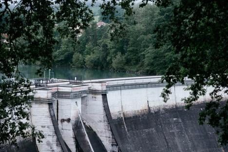 Delphine Gigoux-Martin, Aster, 2021, installation au barrage de Saint-Étienne-Cantalès dans le Cantal. © Photo Franck Juery.