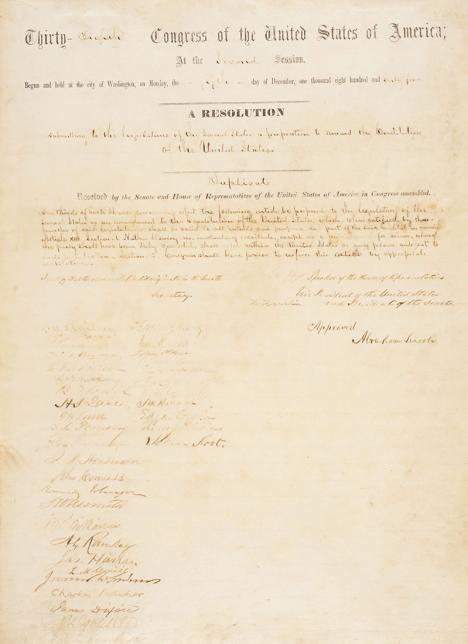 Le texte du treizième amendement de la Constitution américaine, signé en 1865 par le président Abraham Lincoln et qui abolit l'esclavage aux Etats-Unis - Vente du 25 mai 2016 - Estimation entre 2 et 3 M$ © Photo Sotheby's