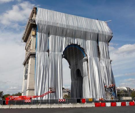 Début de l'empaquetage de l'Arc de Triomphe, projet posthume de Christo et Jeanne-Claude  © Nathalie Douay, 2021