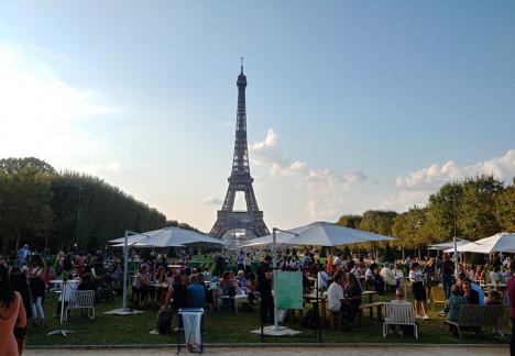 L'espace restauration de la foire Art Paris sur les pelouses du Champ-de-Mars, le 8 septembre 2021 © Photo LudoSane pour LeJournaldesArts.fr