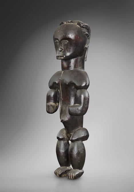 Eyema Byeri, figure de reliquaire Fang, Gabon, XIXe siècle, bois à patine noire satinée, h. 47 cm. © Roland Deleplace / Galerie Laurent Dodier