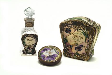 Flacon de parfum, boites de poudre comprimée et de poudre de riz de la marque L.T. Piver, vers 1900. © Musées de Grasse