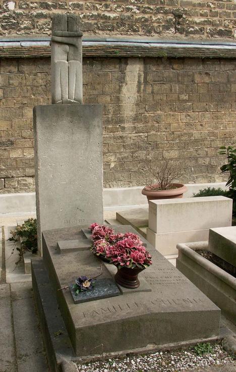 Le Baiser de Constantin Brâncuși sur la tombe de Tatiana Rachewskaïa dans le cimetière de Montparnasse, 2009 © ADAGP © Photo Julien 31, CC BY-SA 3.0