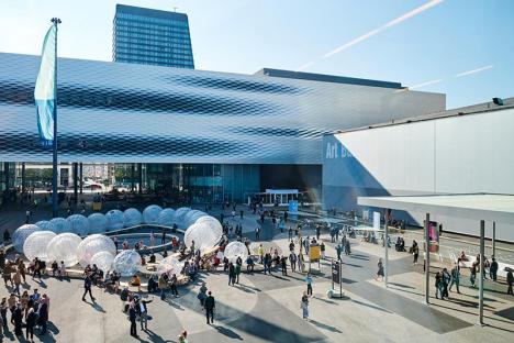 La Messeplatz et le Messe Basel lors de l'édition 2021 de la foire de Bâle. © Art Basel 2021