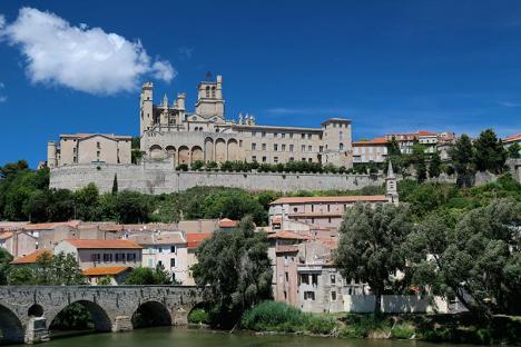 Le palais épiscopal de Béziers est niché au pied de la cathédrale Saint-Nazaire. © Logopop, 2015, CC BY-SA 3.0
