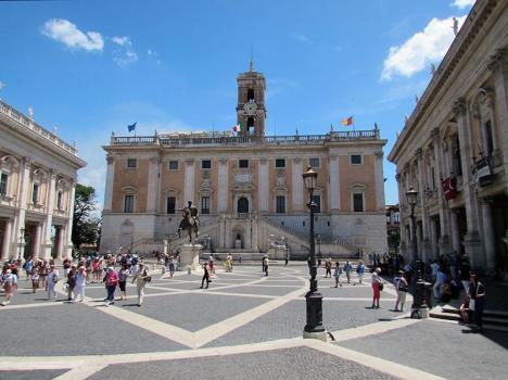 Le palais sénatorial sur la place du Capitole à Rome, entre le palais des Conservateurs et le palais Neuf. © Cezar Suceveanu, 2014, CC BY-SA 4.0