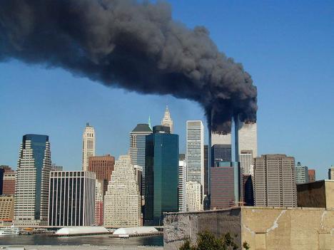 Les tours du World Trade Center (Twin Towers) en feu, le 11 septembre 2001. © Michael Foran, CC BY 2.0