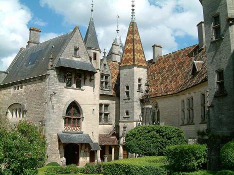 Château de La Rochepot en Bourgogne. © Christophe Finot, 2005, CC BY-SA 2.5