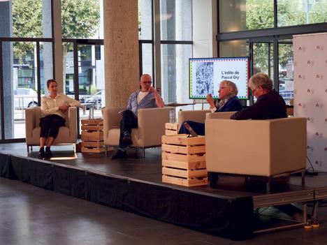 Conférence capitale du 20 septembre 2021 à la Comédie de Clermont-Ferrand avec, de g. à dr., Fanny Bannet, directrice des opérations chez Manifesto, Éric Roux, journaliste culinaire et animateur de l’ « Étonnant Festin », Pascal Ory, historien et académicien, et Jean-Christophe Castelain, rédacteur en chef du Journal des Arts. © Clermont-Ferrand Massif central 2028