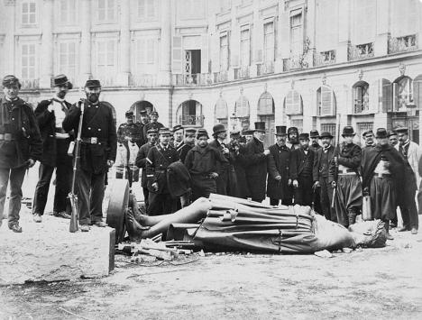 Destruction de la statue de Napoléon qui trônait au sommet de la colonne Vendôme durant la Commune de Paris, en mai 1871, photographie d'Eugène Disdéri. Domaine Public