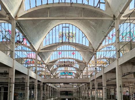 Les sheds conoïdes de la toiture du Magasin Général de Saint-Pierre-des-Corps conçu par l'ingénieur Eugène Freyssinet. © Sindbad Hammache / Le Journal des Arts, 2021 