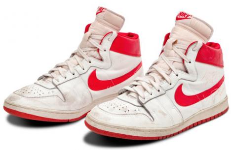 Nike Air Ships rouges et blanches portées par Mickael Jordan lors de sa première saison NBA en 1984. © Sotheby's