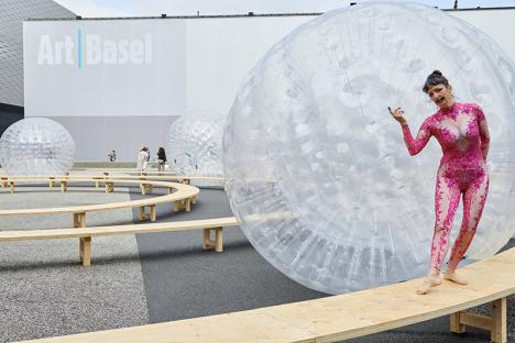 Performance de Monster Chetwynd durant Art Basel 2021. © Art Basel