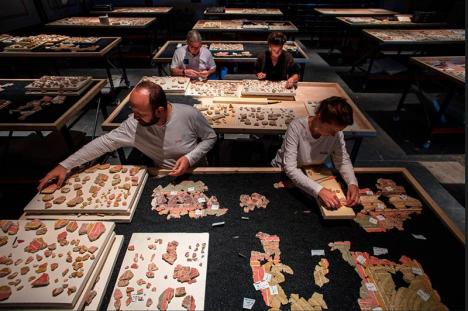 Travail de recomposition de fresques romaines dans la salle d’exposition temporaire du Musée départemental Arles antique. © Rémi Bénali / Inrap-MDAA