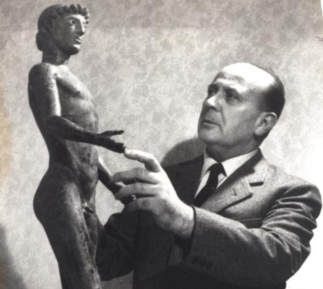 Rodolfo Siviero et l'Ephèbe de Sélinonte, bronze grec du Ve siècle av. J.-C. qu'il a retrouvé en 1968. © Museo Casa Rodolfo Siviero