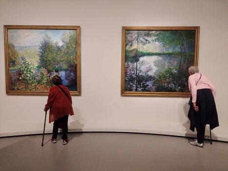 Un coin de jardin à Montgeron et L’Étang à Montgeron de Claude Monet exposés à la fondation Vuitton © Photo Ludovic Sanejouand, 23 septembre 2021