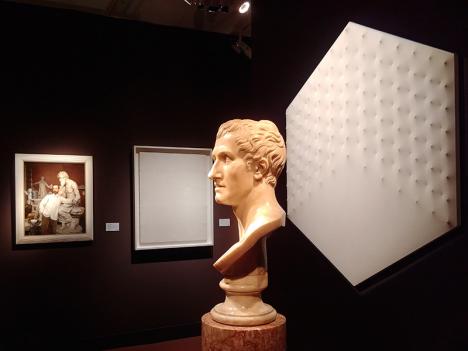 Le stand de la galerie R+V à Fine Arts Paris avec au premier de plan le buste d'Antonio Canova de Raimondo Trentanove (XIXe) et Superficie Bianca d'Enrico Castellini (1970). © Photo Ludovic Sanejouand, le 6 novembre 2021