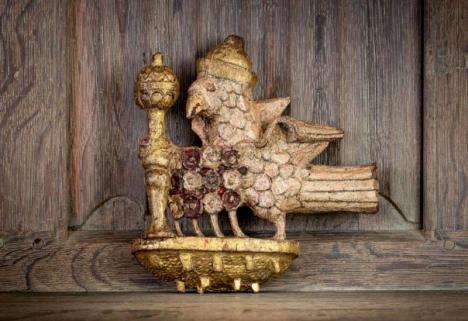 Oiseau en bois du XVIe siècle recouvert de feuille d'or, 20 x 20 cm, L'oiseau en bois du XVIe siècle recouvert de feuille d'or, 20 x 20 cm, ayant appartenu à Anne Boleyn, la seconde épouse du roi Henri VIII d’Angleterre. © Paul Fitzsimmons / Marhamchurch Antiques