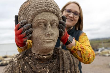 Rachel Wood présentant une des statues découvertes lors des fouilles dans le site de l'ancienne église St Mary à Stoke Mandeville © Photo HS2
