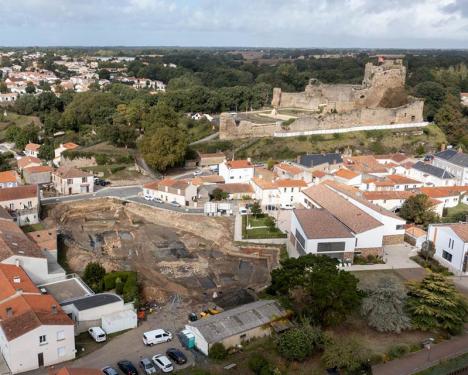 Vue aérienne de l’emprise des fouilles : 2500 m2 au cœur du bourg et à proximité du château de Talmont-Saint-Hilaire. © Emmanuelle Collado, Inrap