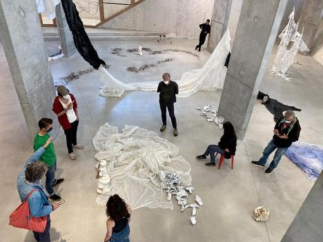 Accrochage d'œuvres dans le grand hall de l'École Supérieure d'Art et Design - Toulon Provence Méditerranée. © esadtpm