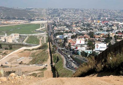 Mur séparant Tijuana de San Diego : à gauche le Mexique, à droite les États-Unis. © Sgt. Gordon Hyde, public domain