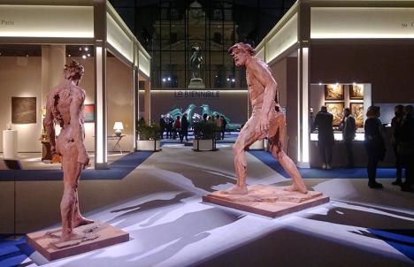 Vue de l’édition 2021 de La Biennale, avec la sculpture de Christophe Charbonnel intitulée David et Goliath (2016), au centre de la nef du Grand Palais éphémère. © Ludovic Sanejouand 2021.