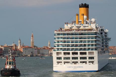 Le navire de croisière Costa Deliziosa (92 700 tonnes, 294 m) dans le canal de la Giudecca à Venise © Photo Ludovic Sanejouand pour LeJournaldesArts.fr, 2017