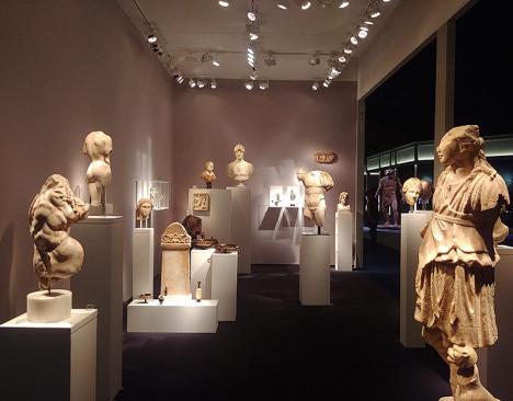 Le stand de l'antiquaire Cahn (Bâle) à La Biennale 2021 © Ludovic Sanejouand