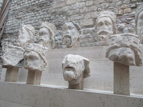 Têtes décapitées à la Révolution des rois de Juda qui ornaient la façade de la cathédrale Notre-Dame de Paris. © Thomon CC BY-SA 4.0