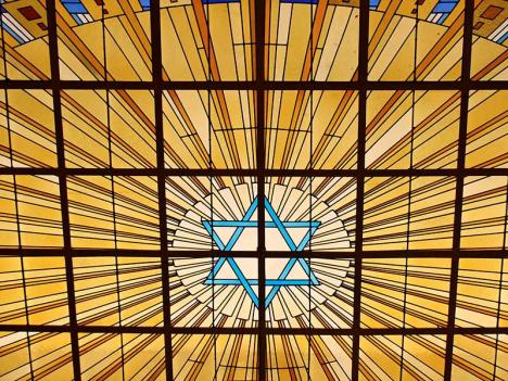 Vitrail art déco placé au-dessus de la tévah dans la synagogue Copernic à Paris © GFreihalter, 2010, CC BY-SA 3.0