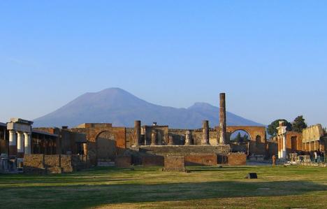 Vue du Vésuve depuis les ruines, Pompéi © Valentin Popescu, PIXNIO