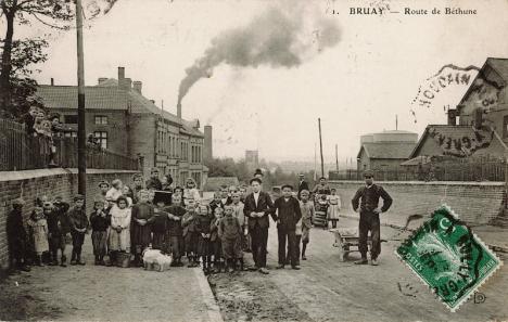 Bruay, route de Béthune, carte postale vers 1910. © DR