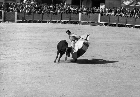 David Seymour, Le matador Luis Miguel Dominguin retourne dans l'arène pour le film Le tour du monde en 80 jours, de Michael Anderson, 1955. Cette photo fait partie de celles revendiquées par Magnum à Paris Match. © Photo David Seymour / Magnum Photos