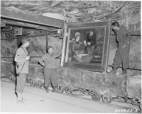 Soldats américains devant un tableau de Manet spolié par les Nazis et caché au fond d'une mine où il a été retrouvé en avril 1945. © US Department of Defense/Public domain
