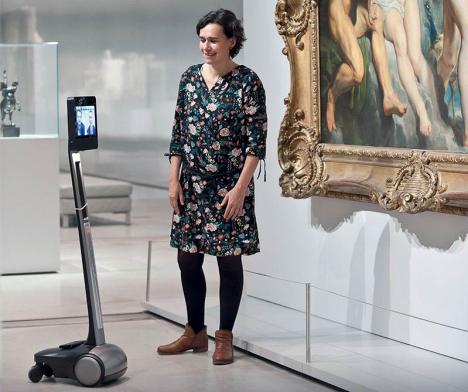 Visite de la Galerie du temps à distance avec le robot d’Orange.© Frédéric Iovino / Louvre-Lens