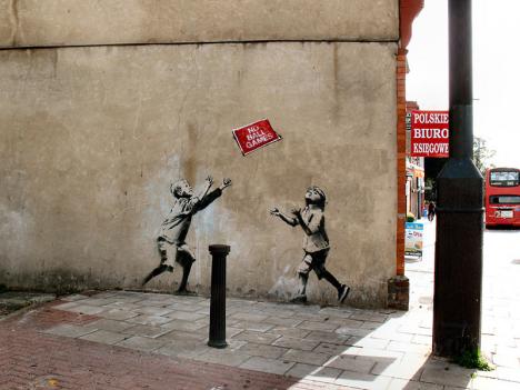 Banksy, No ball games, 2009, pochoir réalisé à Tottenham, dans la banlieue nord de Londres - Photo Alan Stant, 2009 - CC BY-SA 2.0