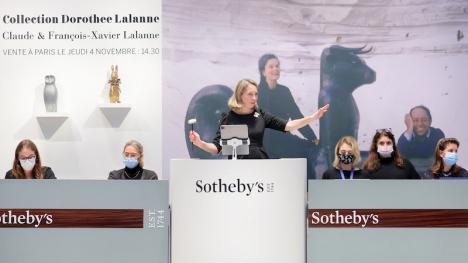 La commissaire-priseur Aurélie Vandevoorde lors de la vente de la collection Dorothée Lalanne par Sotheby's Paris en novembre 2021. © Sotheby’s/Micha Patault