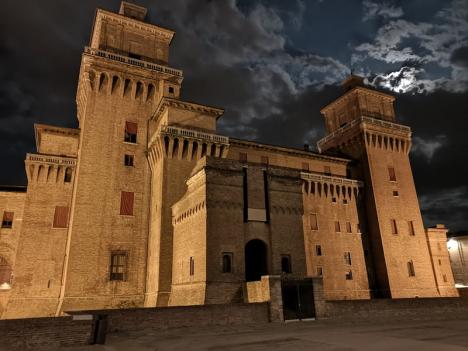 Éclairage nocturne du Château d’Este de Ferrare. © Fabrizio Marcheselli, 2019, CC BY-SA 4.0