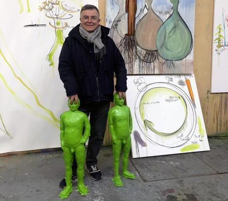 Fabrice Hyber dans son atelier, lors de la conception d'« hommes fontaine ». © Henri van Melle, 2022