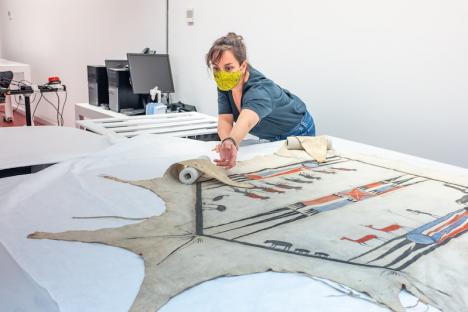 Préparation de la peau pour analyse ENGIE. © Musée du quai Branly - Jacques Chirac/Photo Julien Brachhammer